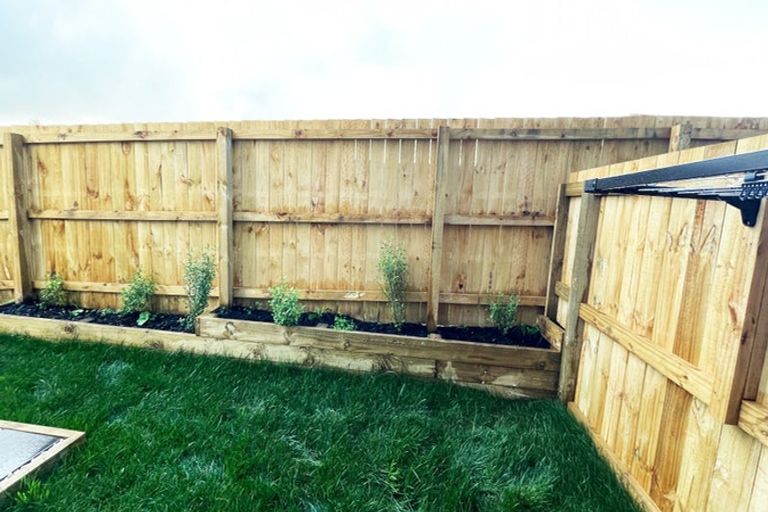 Photo of property in 10f Robert Burke Place, Henderson, Auckland, 0612