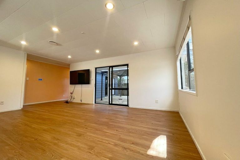 Photo of property in 1/294 West Coast Road, Glen Eden, Auckland, 0602