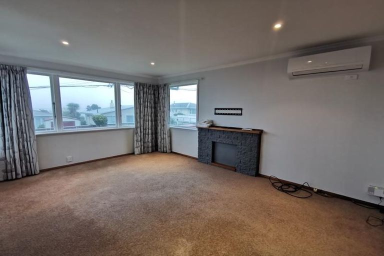 Photo of property in 20 Cotswold Crescent, Newlands, Wellington, 6037