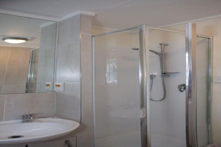 Photo of property in 9/18 Parr Terrace, Castor Bay, Auckland, 0620