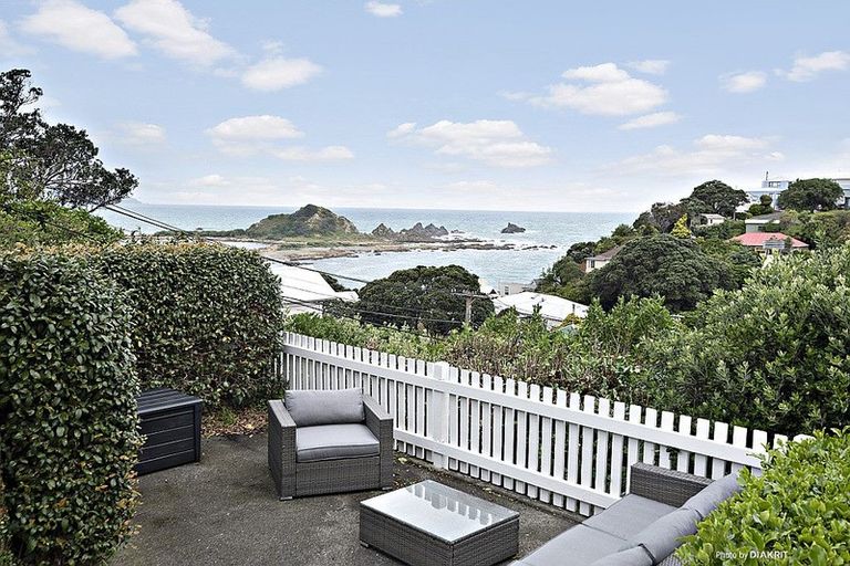 Photo of property in 11 Knoll Street, Island Bay, Wellington, 6023