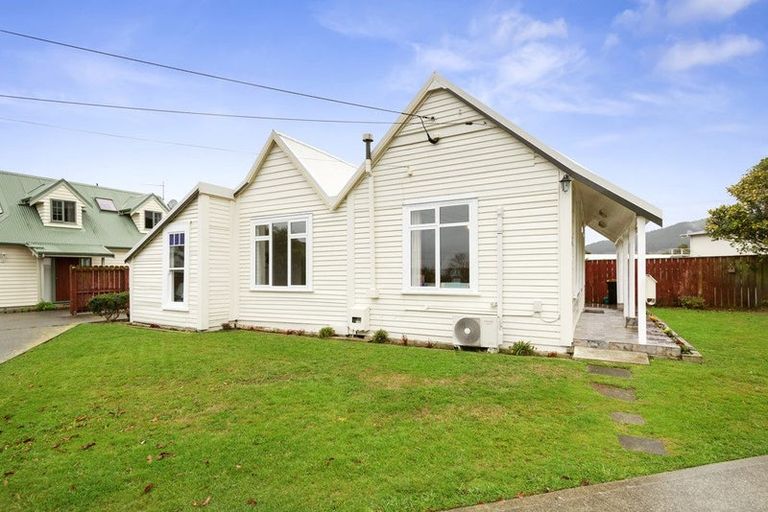 Photo of property in 14 Oxford Street, Tawa, Wellington, 5028