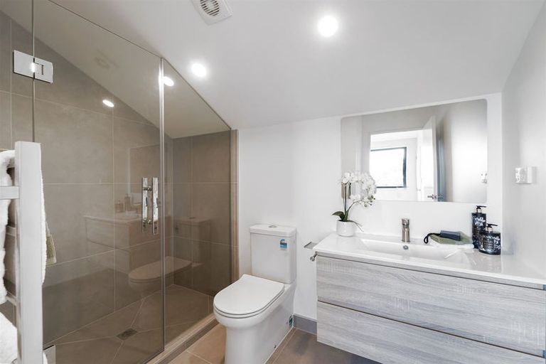 Photo of property in 5/8 Chivalry Road, Glenfield, Auckland, 0629