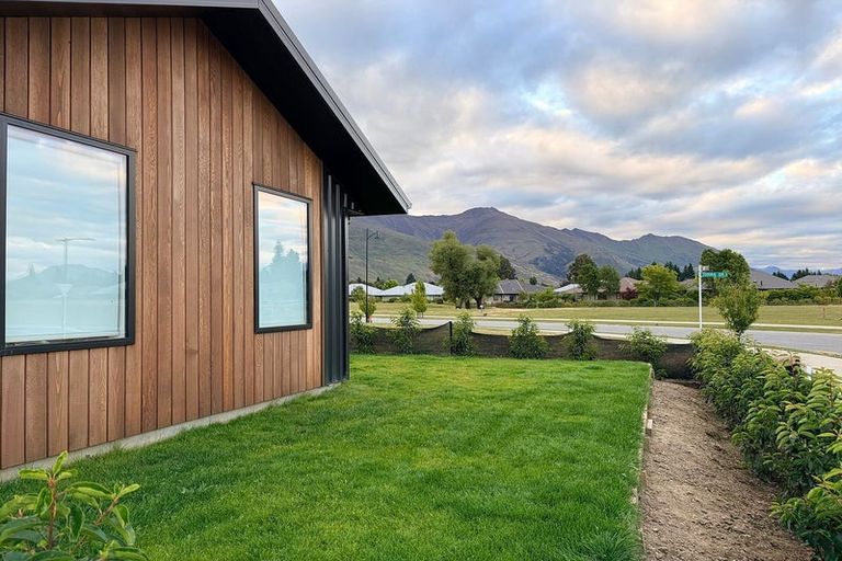 Photo of property in 42 Avalon Station Drive, Wanaka, 9305