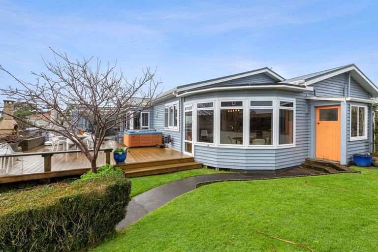 Photo of property in 18 South Road, Moturoa, New Plymouth, 4310