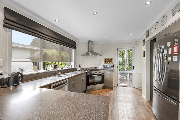 Photo of property in 38 Seaview Road, Marfell, New Plymouth, 4310