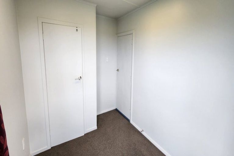 Photo of property in 17 Kairau Road West, Sentry Hill, New Plymouth, 4373