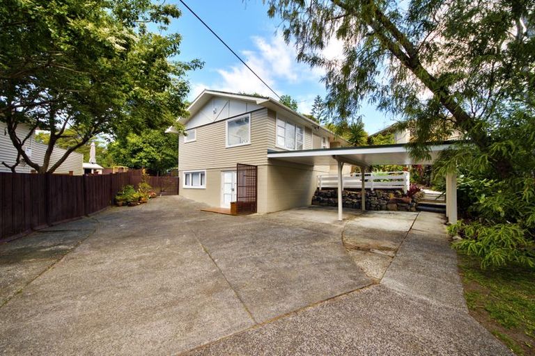 Photo of property in 2/2 Avonleigh Road, Green Bay, Auckland, 0604