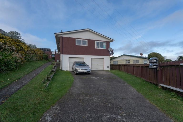 Photo of property in 9 Chetwode Grove, Newlands, Wellington, 6037