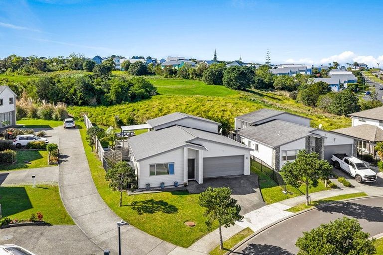 Photo of property in 33 Kaipuke Crescent, Gulf Harbour, Whangaparaoa, 0930
