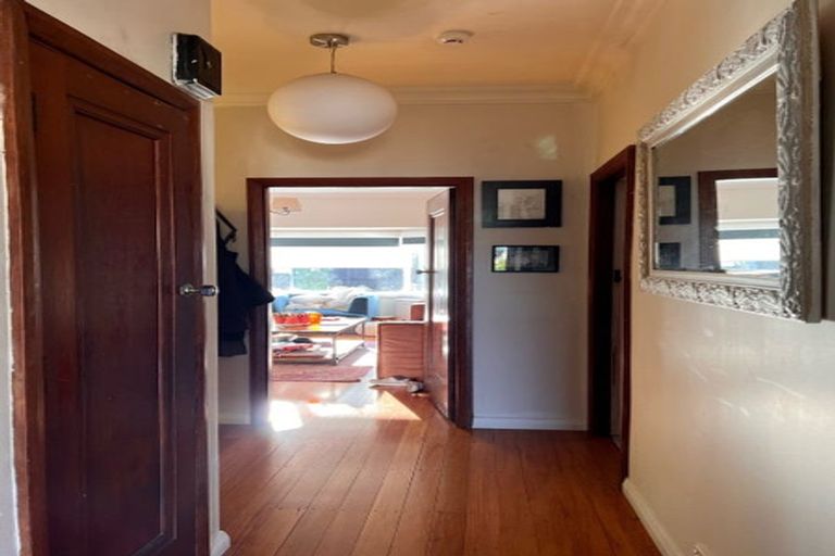 Photo of property in 123 Queens Drive, Lyall Bay, Wellington, 6022