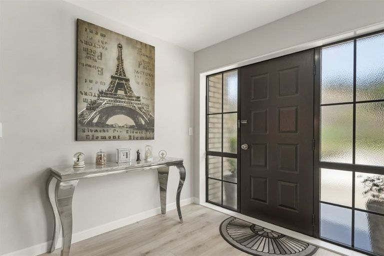 Photo of property in 6 Fairchild Avenue, Goodwood Heights, Auckland, 2105