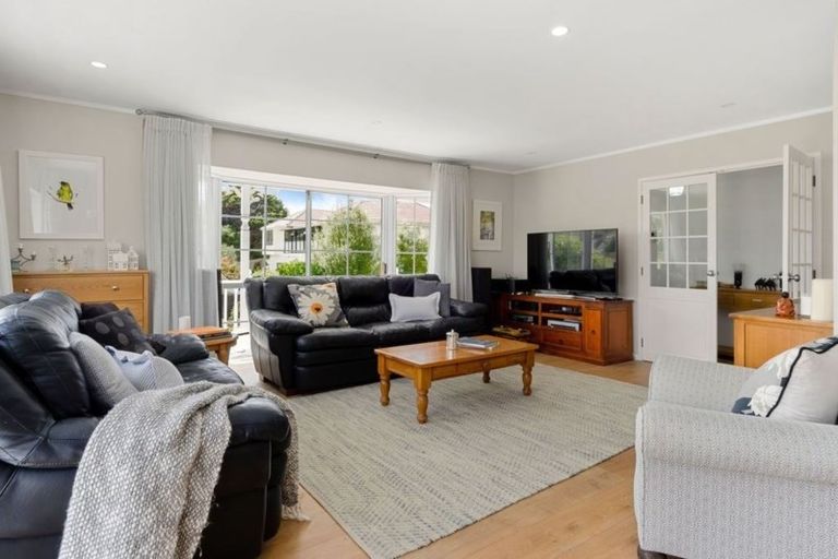 Photo of property in 2/10 Landsberg Way, Windsor Park, Auckland, 0632