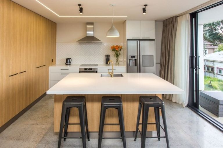 Photo of property in 197a Devon Street West, New Plymouth, 4310