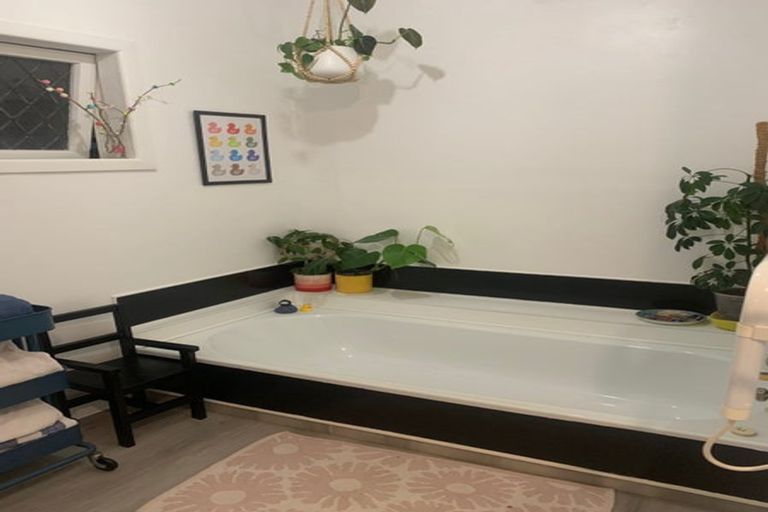 Photo of property in 73 Wallath Road, Westown, New Plymouth, 4310