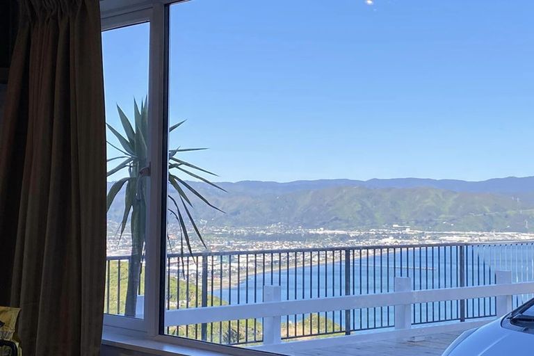 Photo of property in 41a Tamworth Crescent, Newlands, Wellington, 6037