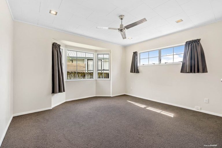 Photo of property in 35 Barbados Drive, Unsworth Heights, Auckland, 0632