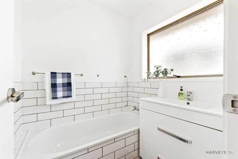 Photo of property in 2/56 Te Atatu Road, Te Atatu South, Auckland, 0610