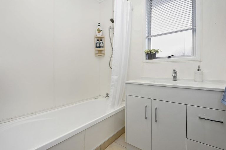 Photo of property in 20 Cron Avenue, Te Atatu South, Auckland, 0610