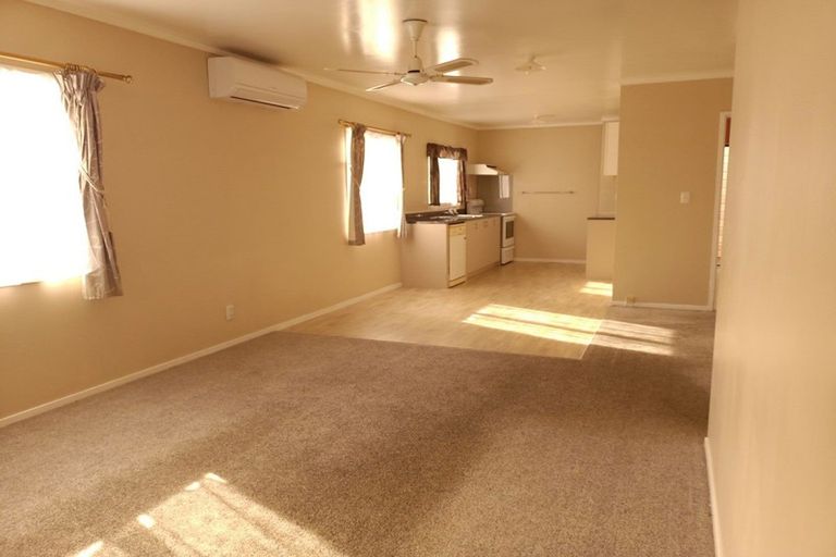 Photo of property in 18 Dungarvon Place, Clendon Park, Auckland, 2103