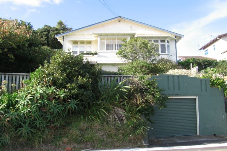 Photo of property in 102 Nevay Road, Karaka Bays, Wellington, 6022