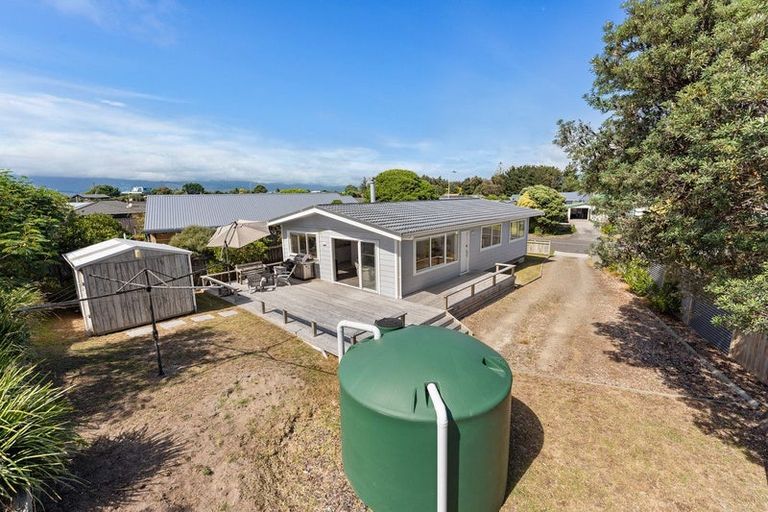 Photo of property in 16 Karaka Street, Otaki Beach, Otaki, 5512