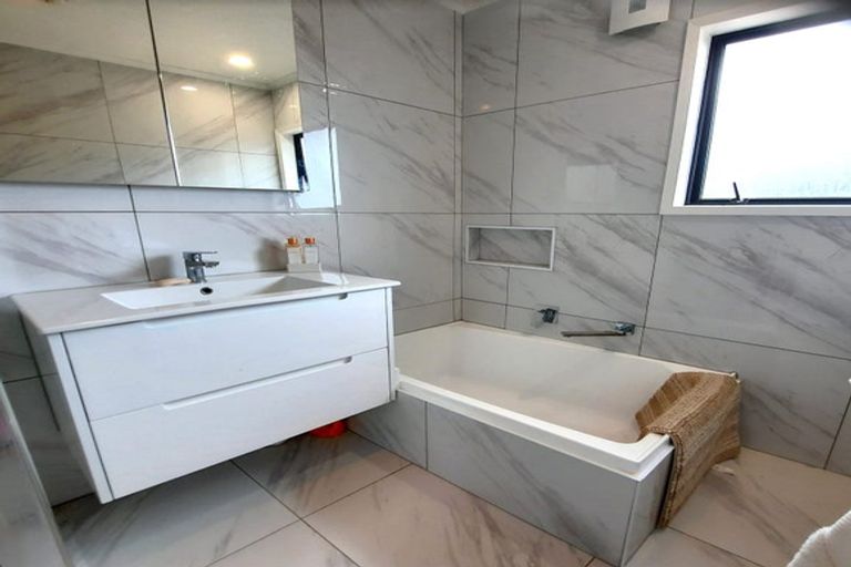 Photo of property in 2/4 Antrim Grove, Bayview, Auckland, 0629