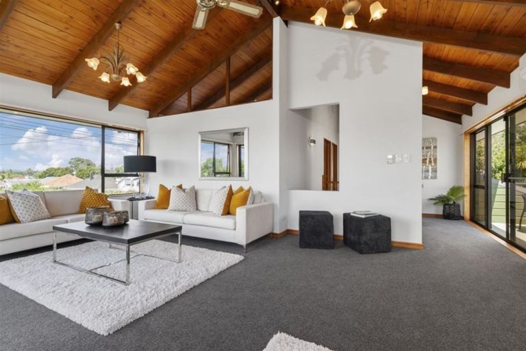 Photo of property in 2/20a Old Lake Road, Narrow Neck, Auckland, 0624