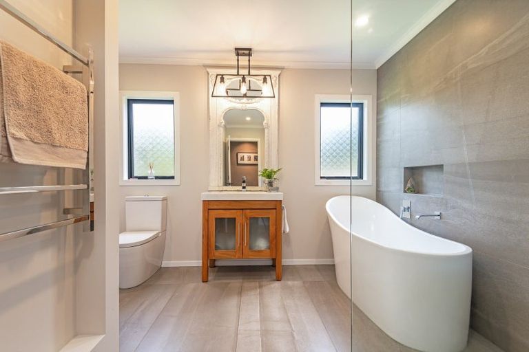 Photo of property in 52 Turitea Road, Fitzherbert, Palmerston North, 4472