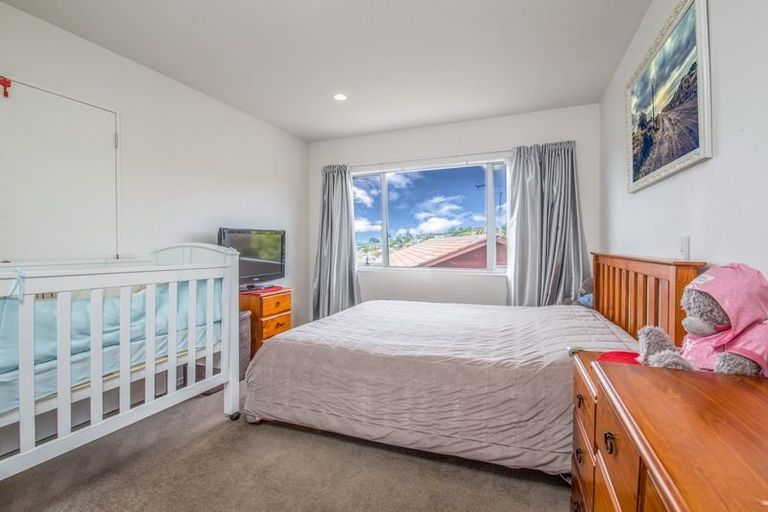 Photo of property in 1/31 Tetrarch Place, Totara Vale, Auckland, 0629