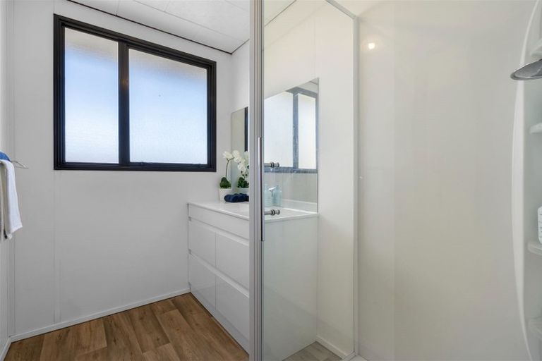 Photo of property in 23 Devonshire Road, Unsworth Heights, Auckland, 0632