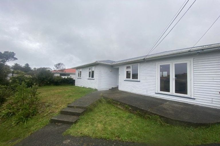 Photo of property in 68 Glanmire Road, Newlands, Wellington, 6037