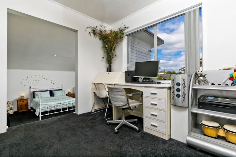 Photo of property in 7 Blythe Place, Glendene, Auckland, 0602