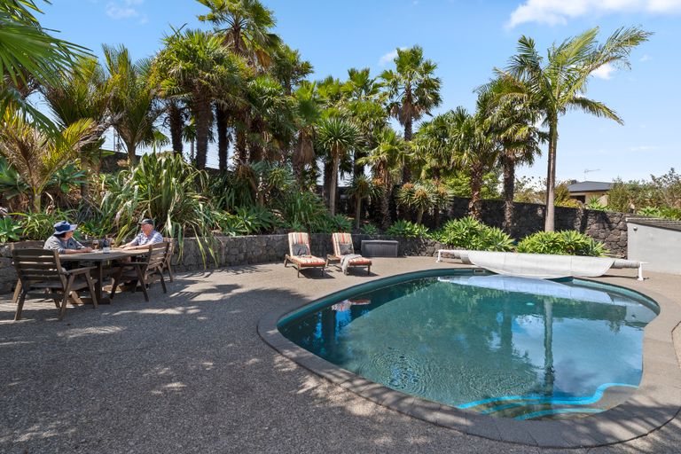 Photo of property in 2/90 Albany Highway, Greenhithe, Auckland, 0632