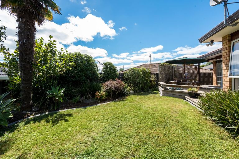 Photo of property in 3/8 Bernie Edwards Place, Botany Downs, Auckland, 2010