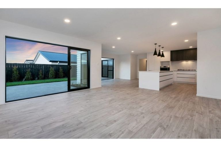 Photo of property in 40 Lumbarda Drive, Kumeu, 0810