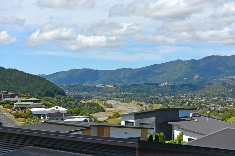 Photo of property in 19 Cosgrove Rise, Riverstone Terraces, Upper Hutt, 5018