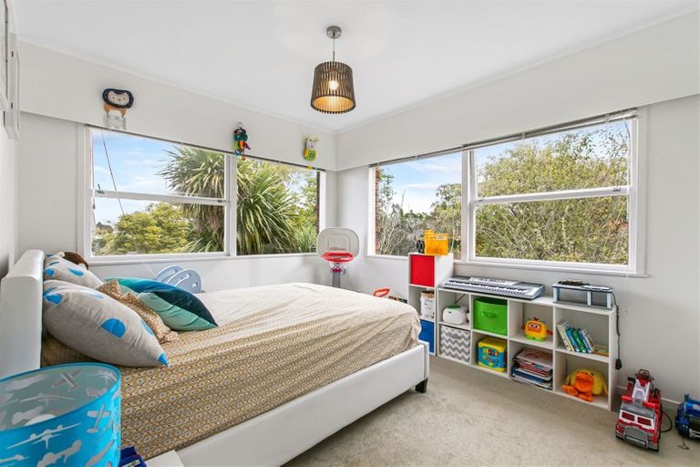 Photo of property in 24 Holdaway Avenue, Northcote, Auckland, 0627