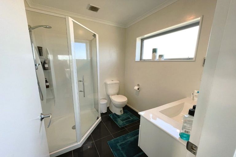 Photo of property in 28 Havana Rise, Grenada Village, Wellington, 6037