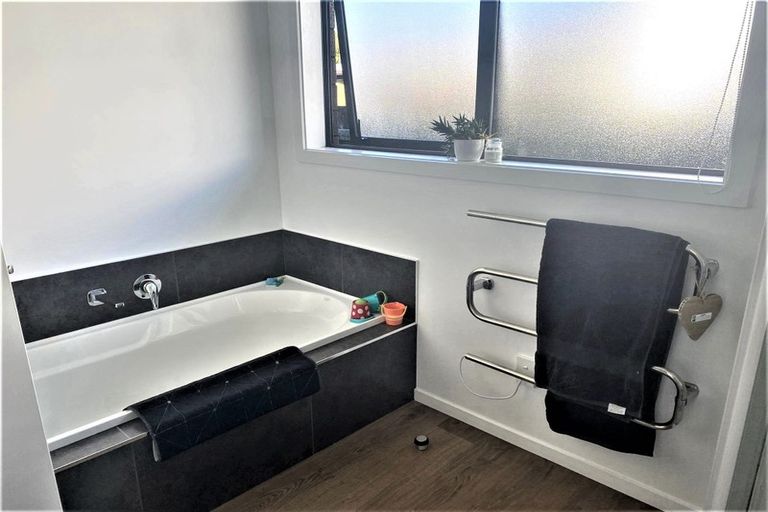 Photo of property in 548a Queen Street East, Levin, 5510