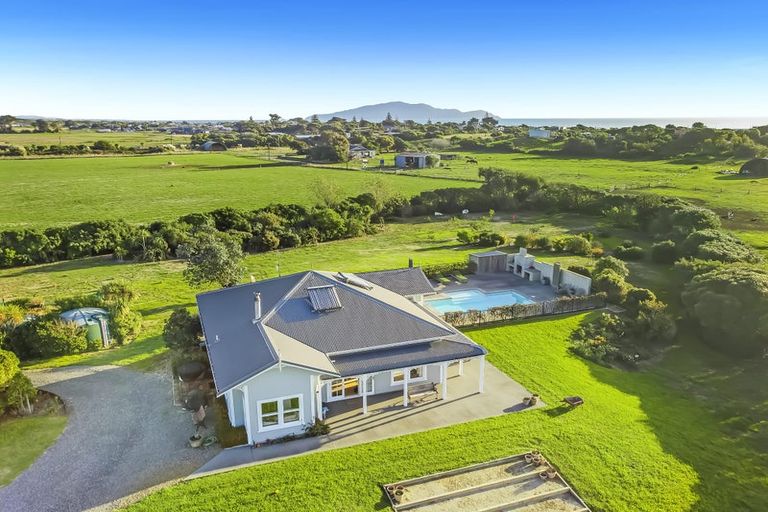 Photo of property in 47 Sandown Road, Te Horo Beach, Otaki, 5581
