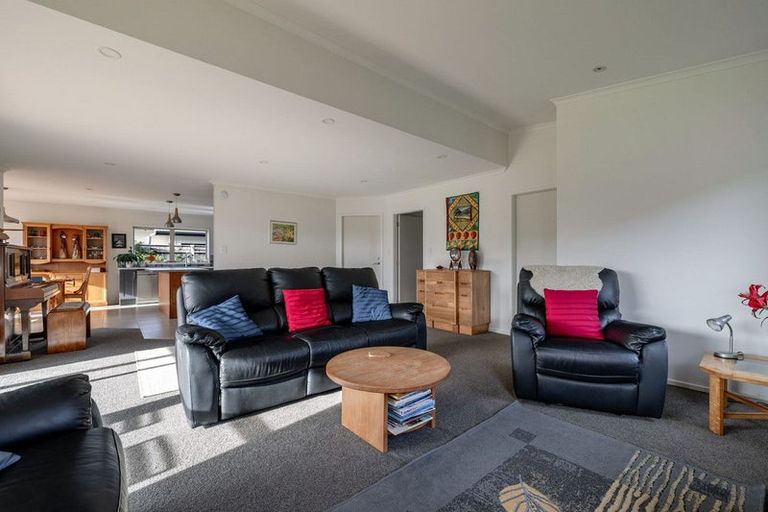 Photo of property in 6 Silkwood Place, Fitzherbert, Palmerston North, 4410
