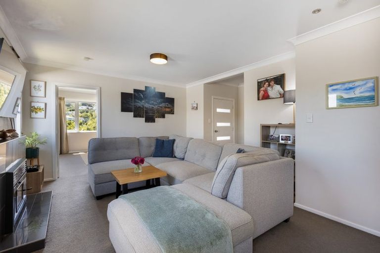 Photo of property in 8 Lyndfield Lane, Newlands, Wellington, 6037
