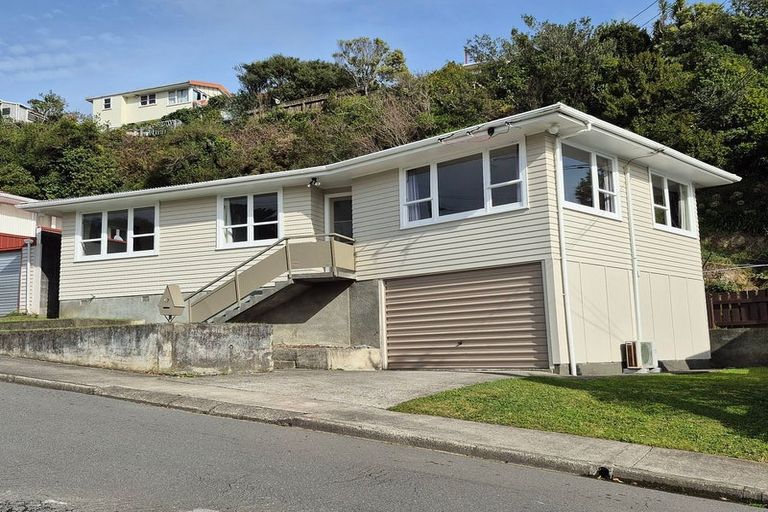 Photo of property in 92 Beazley Avenue, Paparangi, Wellington, 6037