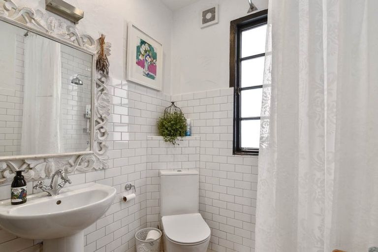 Photo of property in 1/25a Lake Road, Devonport, Auckland, 0624