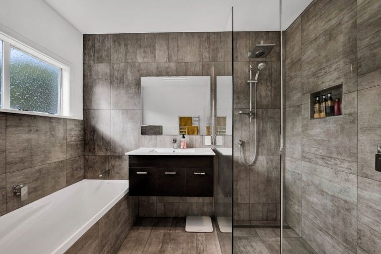 Photo of property in 8 Brassey Street, Waverley, 4510