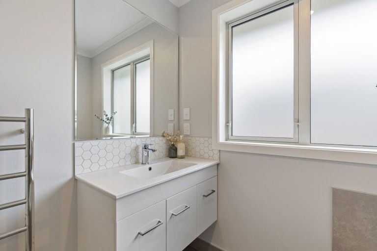 Photo of property in 1 Gibraltar Way, Fitzherbert, Palmerston North, 4410