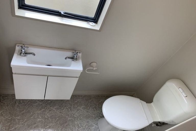 Photo of property in 82a Stewart Drive, Newlands, Wellington, 6037