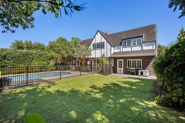 Photo of property in 2 Fitzpatrick Place, Chatswood, Auckland, 0626