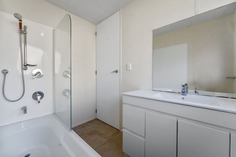 Photo of property in 28 Devonshire Road, Unsworth Heights, Auckland, 0632